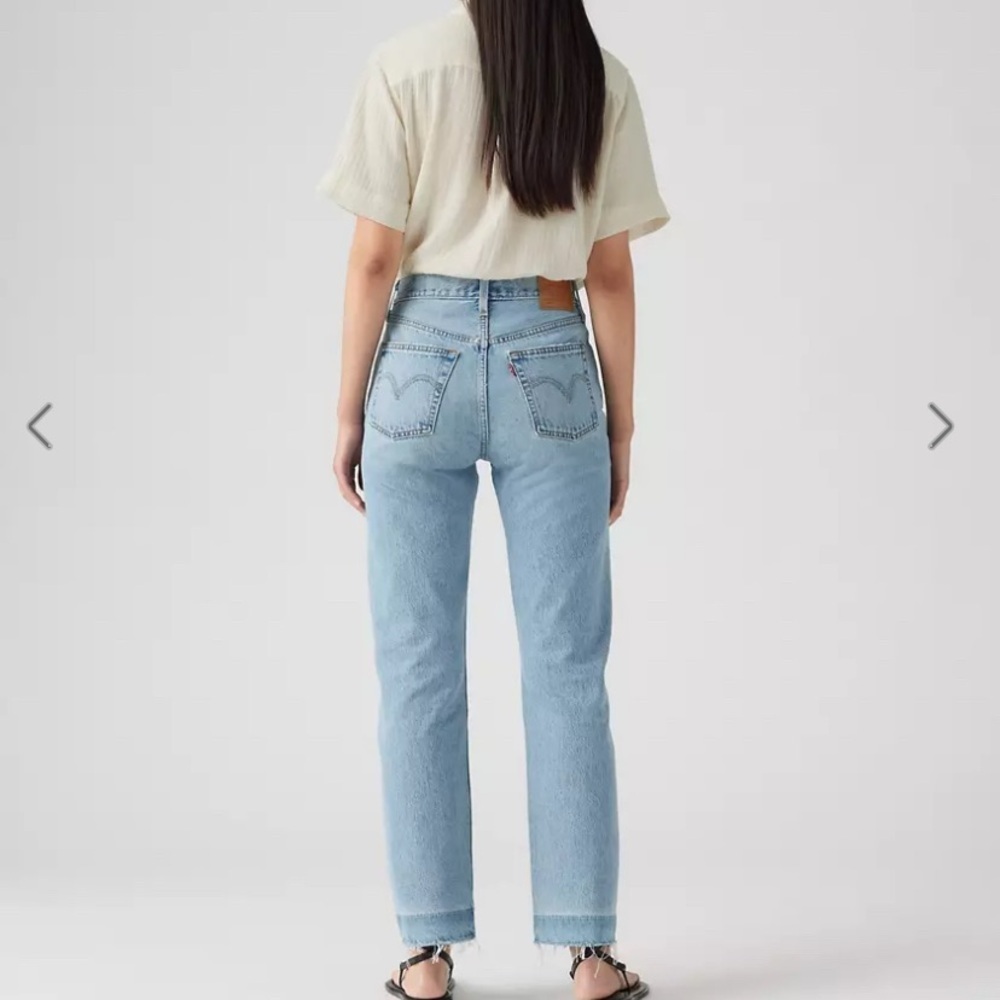NWT Levi’s 501 Original Jeans Outside Theater Light Wash Straight Leg Denim 28 - Picture 4 of 15